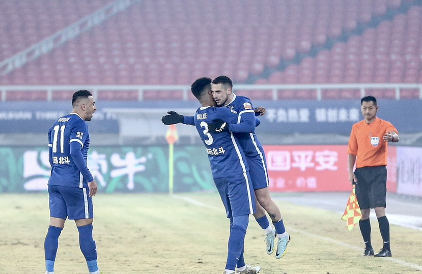 武汉三镇足球俱乐部卫冕冠军,三冠武汉