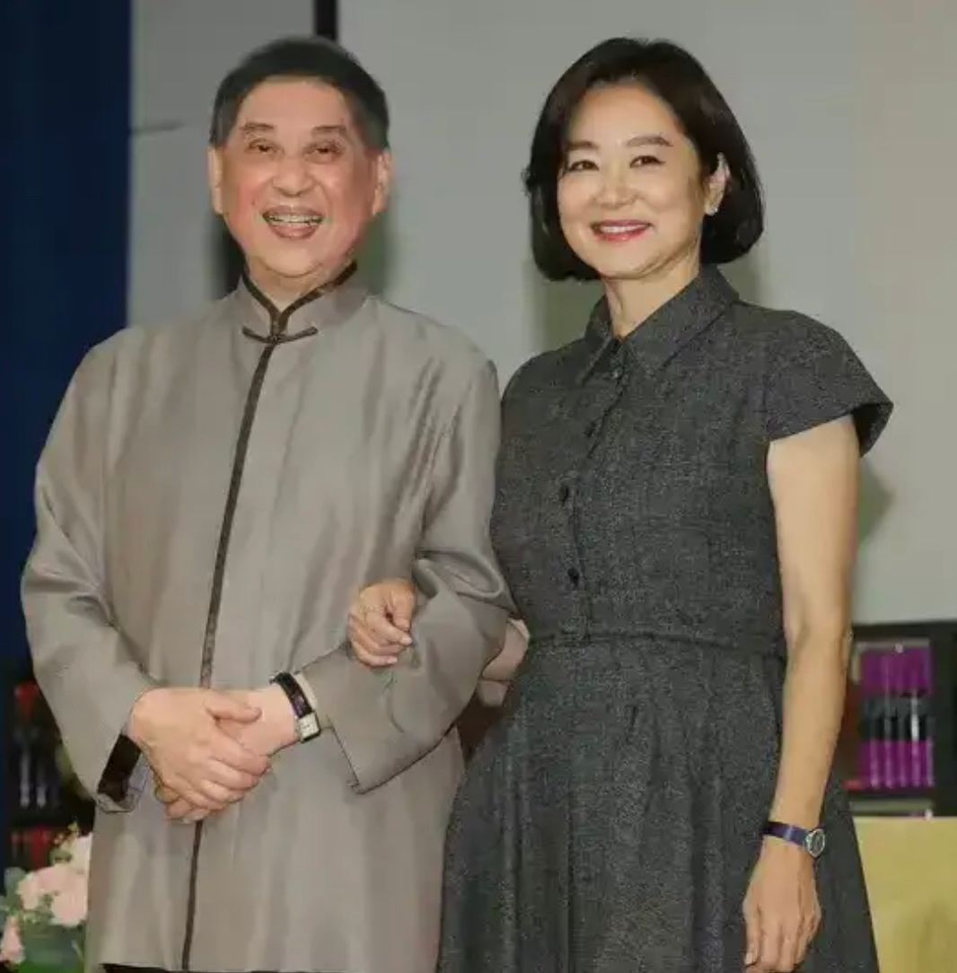 微胖中年阿姨别留长发了，学林青霞烫这款“贵妇卷”，高级不油腻