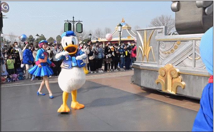 又丧又真诚？迪士尼形象忧忧被迫营业惹人怜，打工人狠狠共情