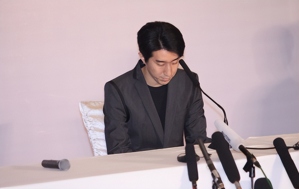 同样是成龙基因，把林凤娇儿子和吴绮莉女儿一对比，差距就出来了