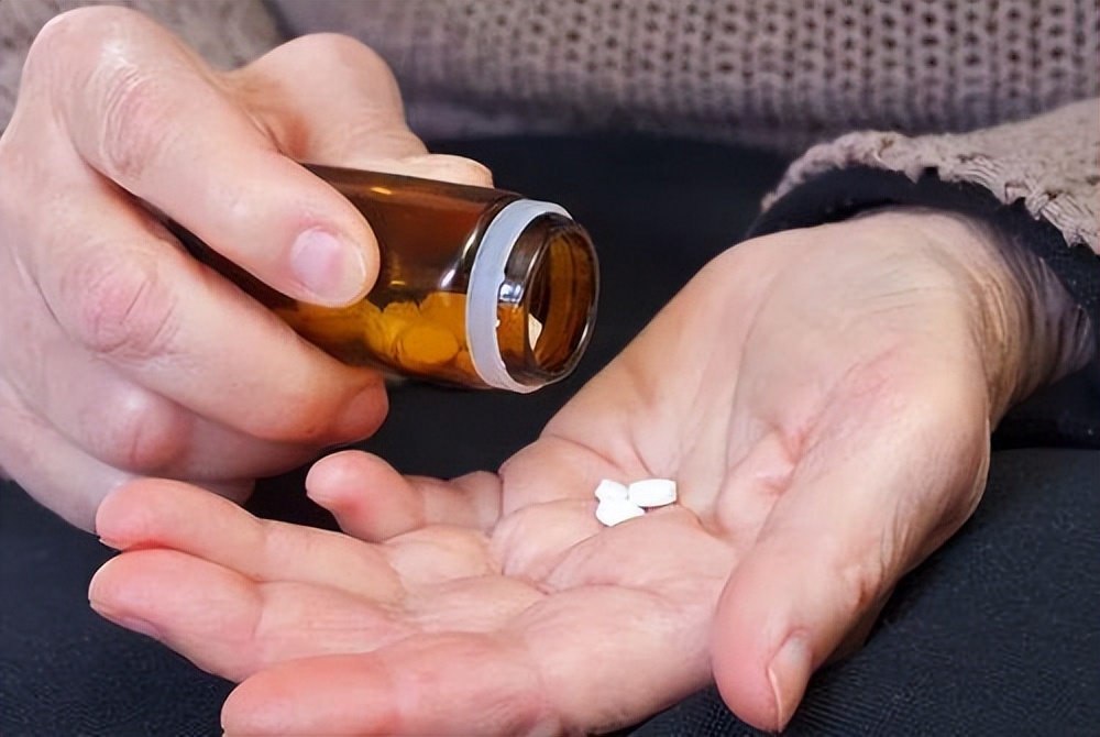 中老年白发补充叶酸有用吗,叶酸对中老年有什么好处和坏处