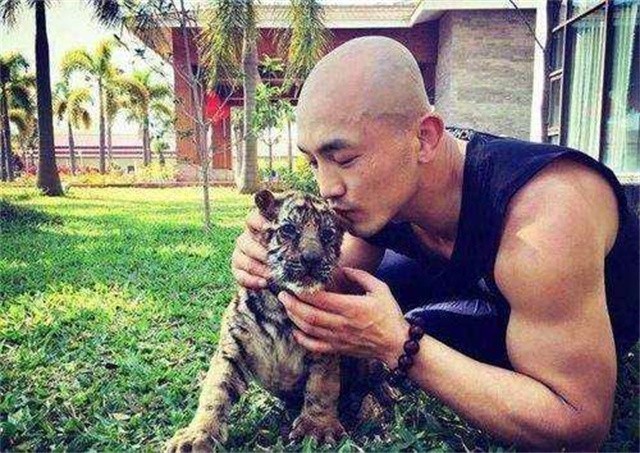 武僧一龙多有钱的视频,武僧一龙打网红出场费多少钱