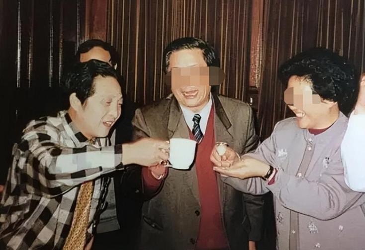 大师王林给女星们“开光”的！一丝不挂用酒画符，场面炸裂！