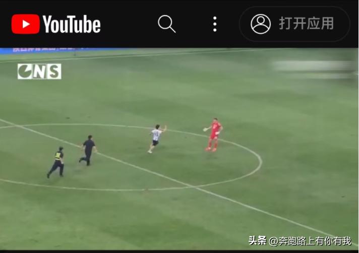 球迷冲上场和梅西拥抱主人公,球迷冲进球场拥抱梅西热烈的青春