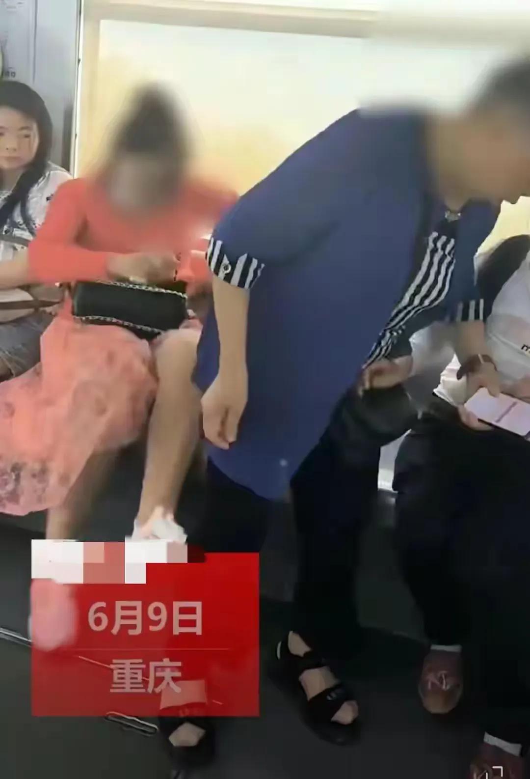 重庆一霸道女子轻轨上怒踢老人，称自己有病，旁边不能坐人