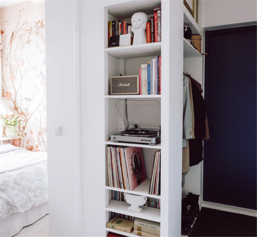 31岁“大姑娘”买下23㎡蜗居，小家切两半做客厅卧室：也太舒服了