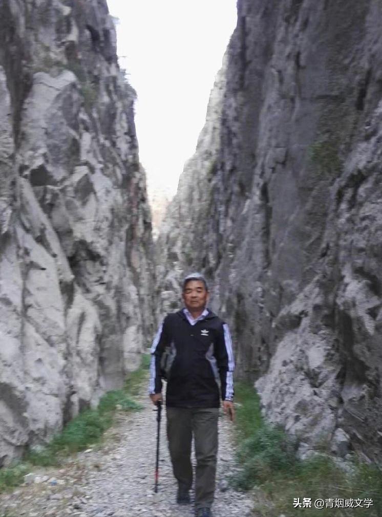 武陵山大裂谷一线天,甘德尔山一线天