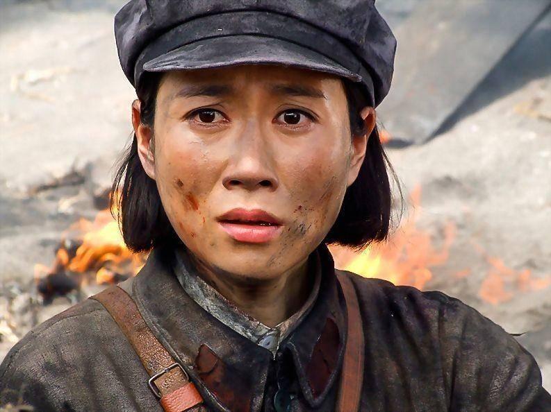 舍不得红唇眼线假睫毛，就别演女兵，这6位女星扮相才叫尊重观众