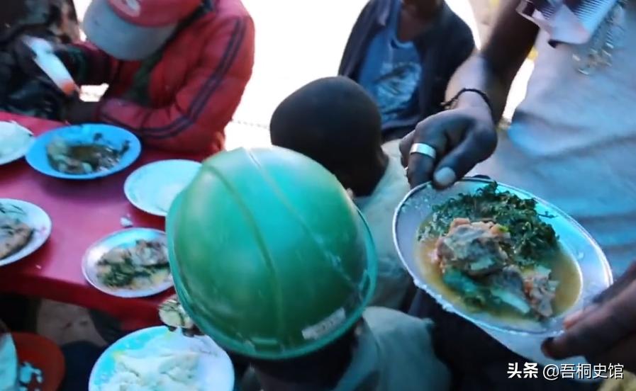 非洲男孩每天喝“胶水”，终日与蚊子相伴，被人称为“僵尸男孩”