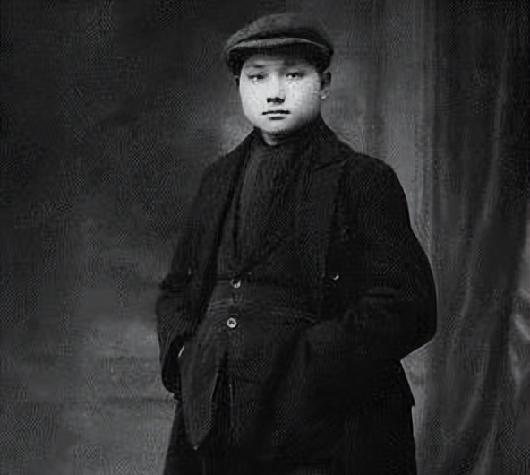 1990年，86岁的*小平邓**来到发妻墓前，对邓楠说：她比照片上更漂亮