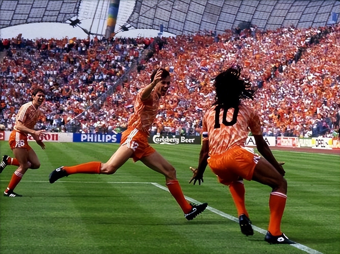 谁才是足坛历史第一人,谁是足坛第一中锋