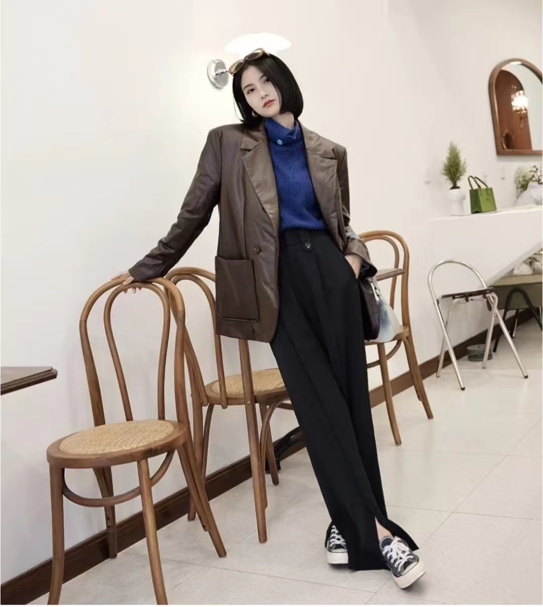 外套秋冬蓝色搭配什么颜色,秋冬比较显高级的颜色搭配