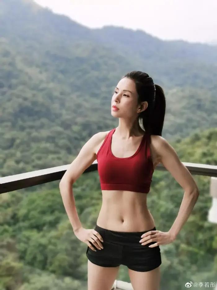 54岁李若彤身材照曝光,54岁李若彤身材曲线引发热议