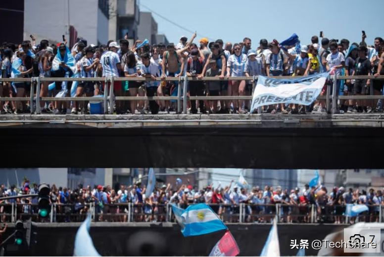 阿根廷世界杯球迷大巴,阿根廷队球员乘大巴巡游阿根廷