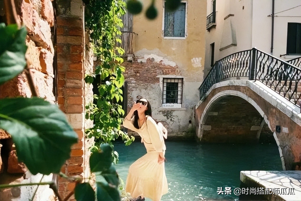 黑色的高帮帆布鞋配长裙子好看吗,黄色帆布鞋搭配什么裙子最好看