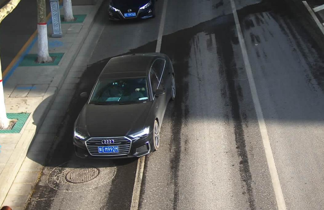 晋E26758、晋EVW688...实线变道曝光！