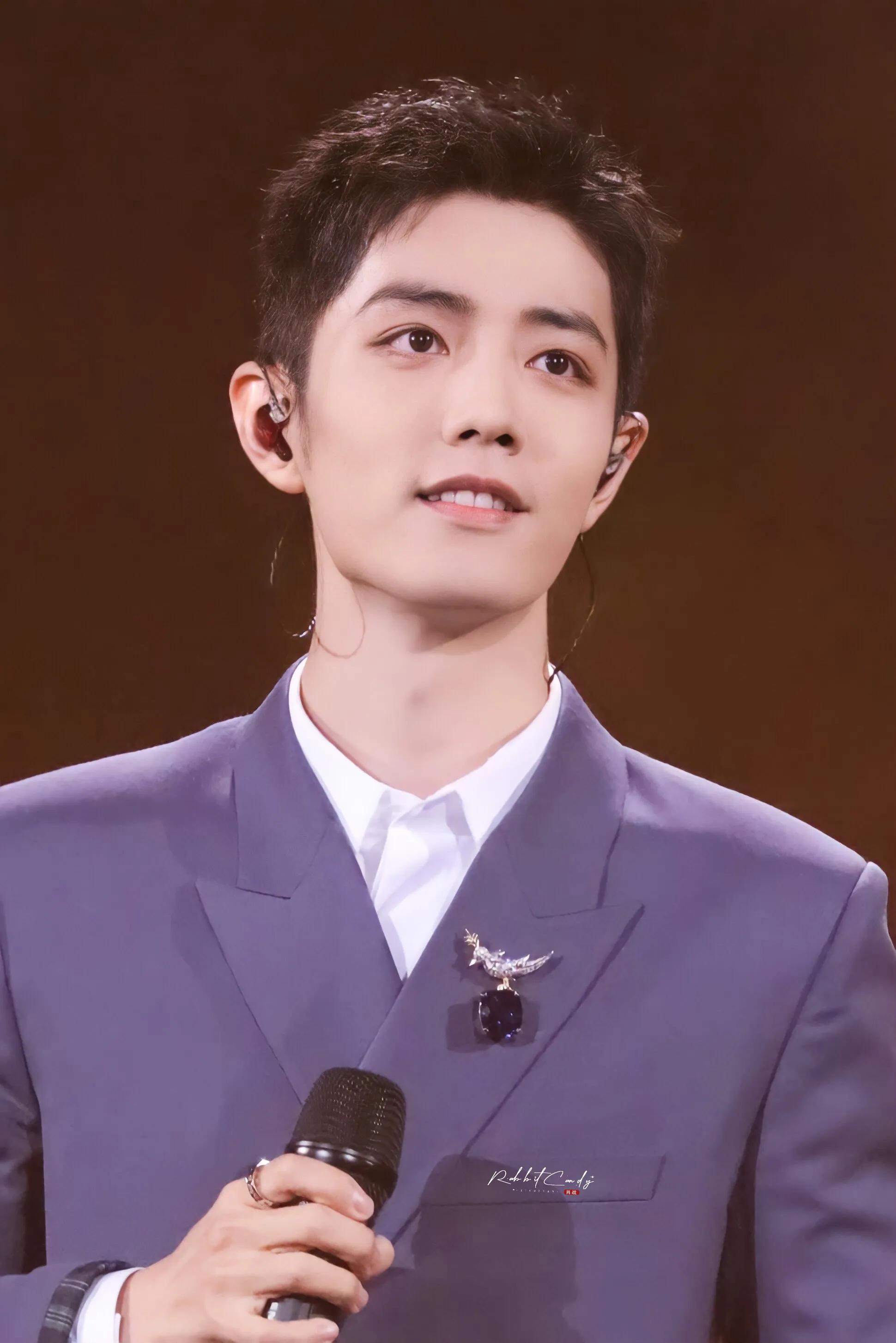 肖战近期活动造型,肖战微博之夜两套造型