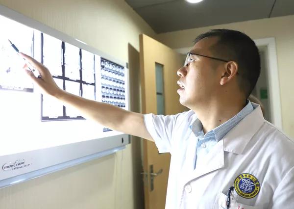 中心医院两名专家分别获评四川省卫生健康领军人才和临床技能名师