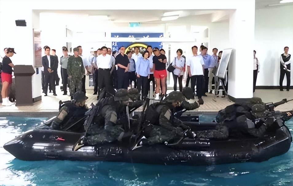 台当局称只要满足条件就可以接受大陆入伍，网友：能携带装备去么