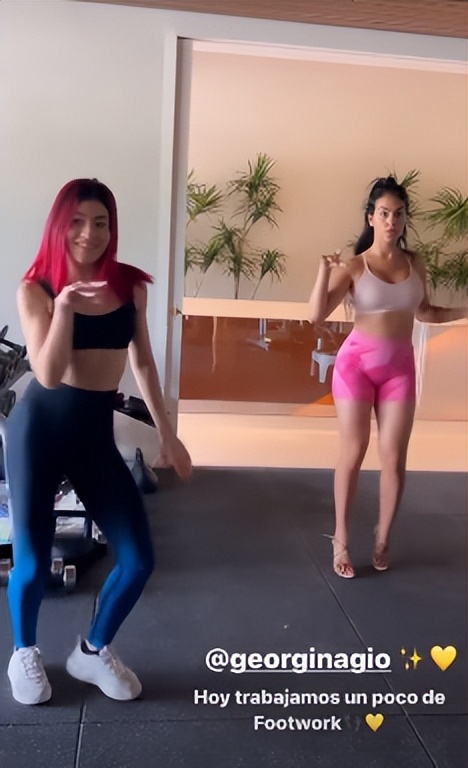 乔治娜带迷你罗参加活动,乔治娜穿c罗衣服