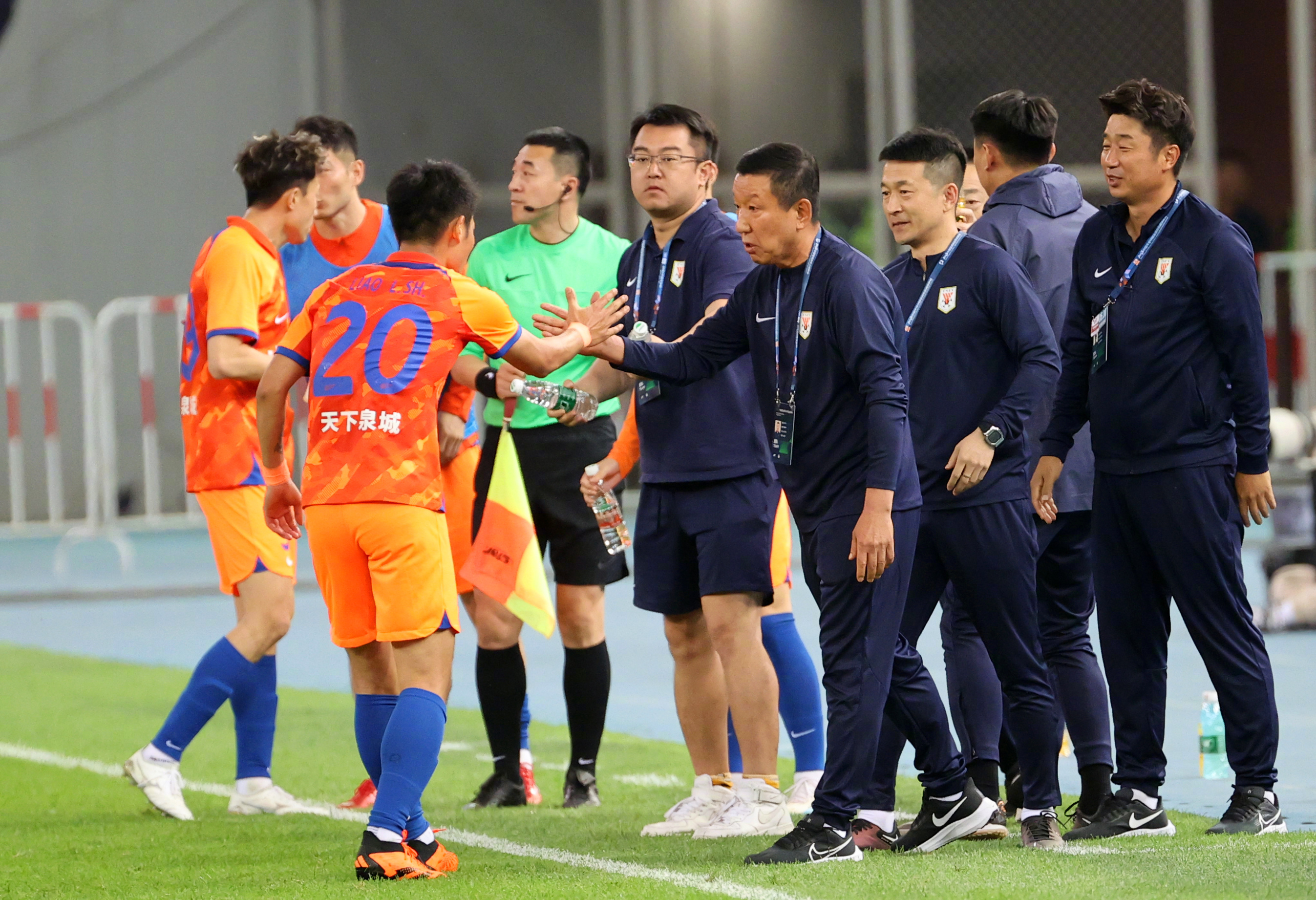 崔康熙谈球队何时能走出困境,媒体人崔康熙在泰山队帅位很稳