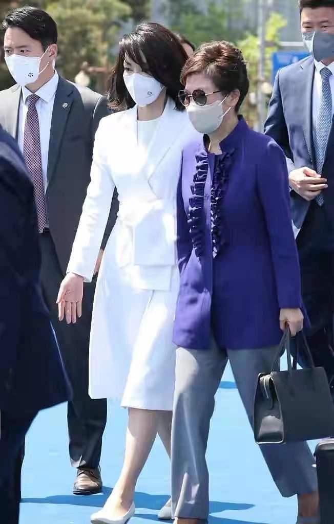 49岁韩国新第一夫人不生孩子也幸福！新自拍打扮少女，抱狗好有爱