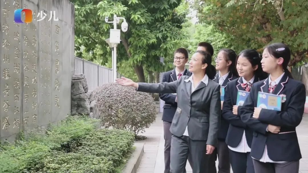 重庆第二外国语学校80周年校庆,我爱我校片段