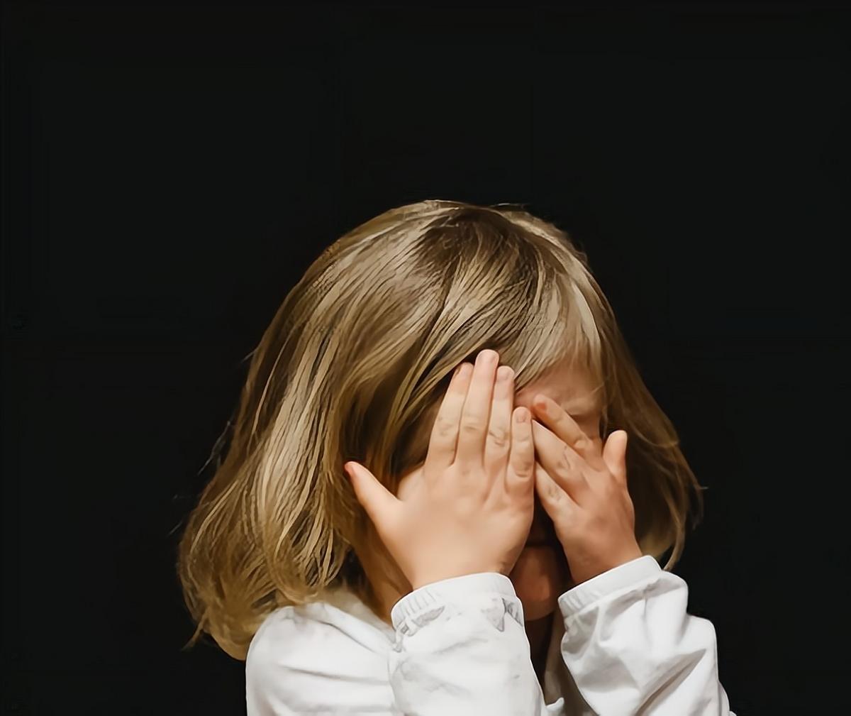 内蒙古5岁女童被亲生父亲踢死,内蒙古7岁女孩遭妈妈虐待致死