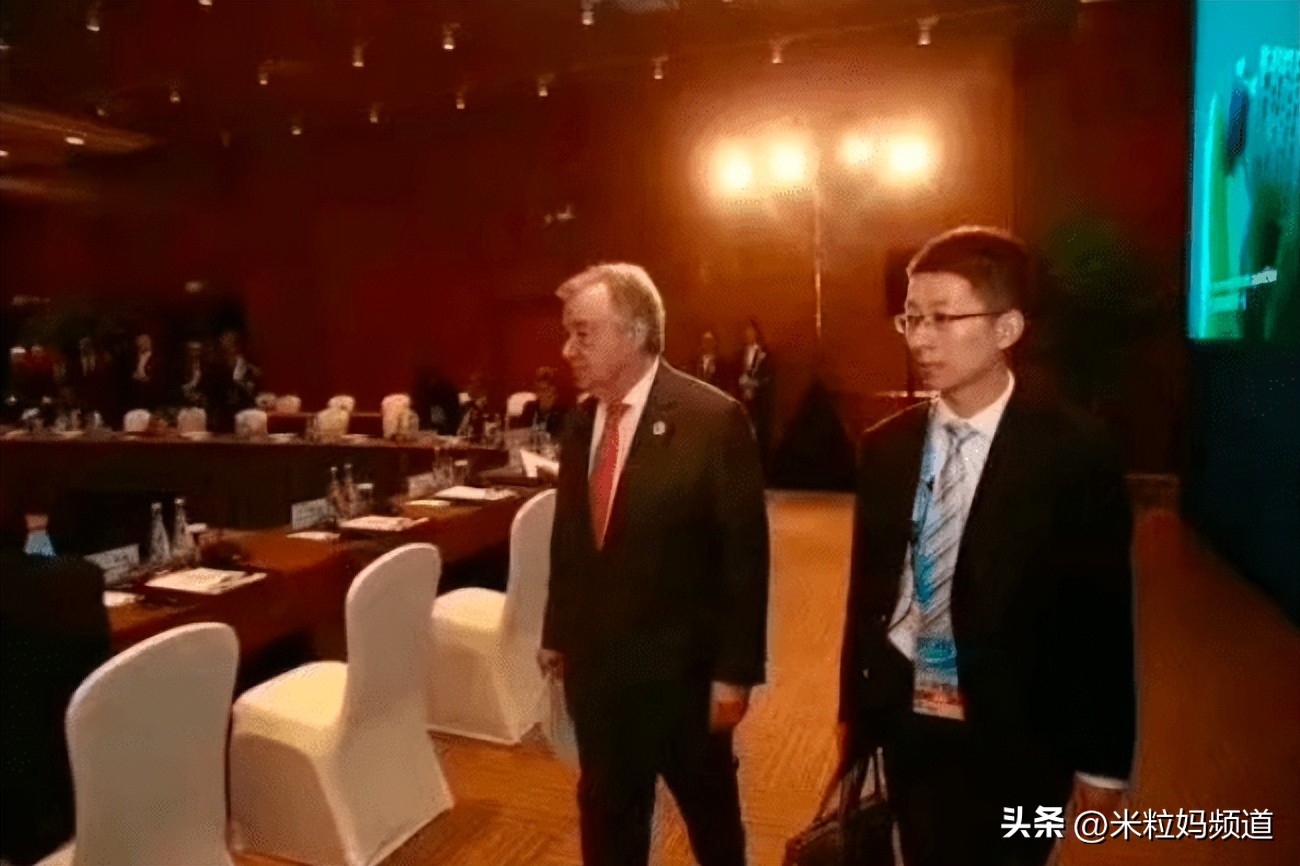 粉发女孩遭网暴后离世评论,粉发女孩遭网暴离世