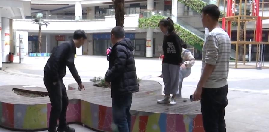 可乐瓶摔在地上,小男孩被可乐瓶砸伤缝了32针