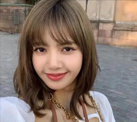 lisa和智秀秒变脸,lisa炫技