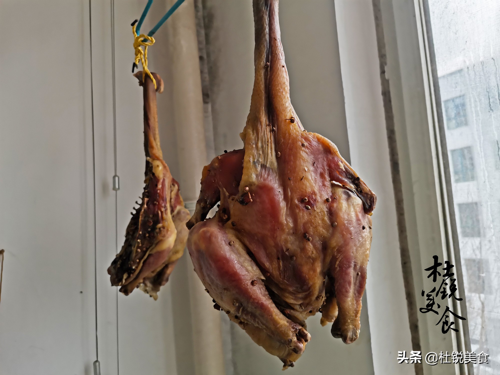 在家做风干鸡，只加盐可不行，多加4料更鲜香，过年下酒就靠它