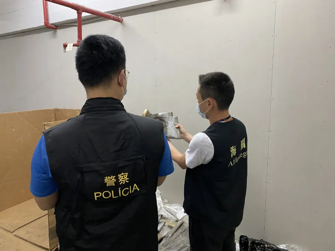 警查持刀男，捣工厦水货仓