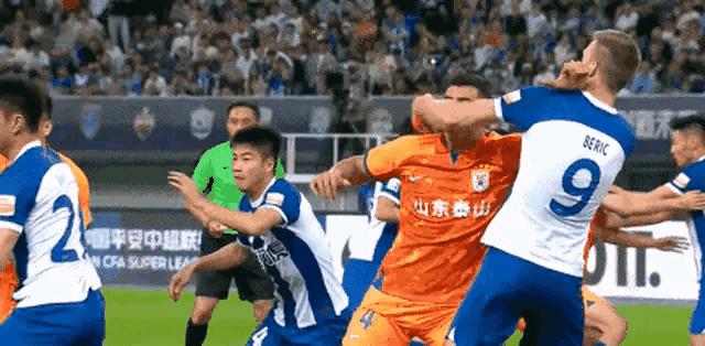 疯狂进球大战，两败俱伤均染红，裁判系导火索，手拿红牌追至场外