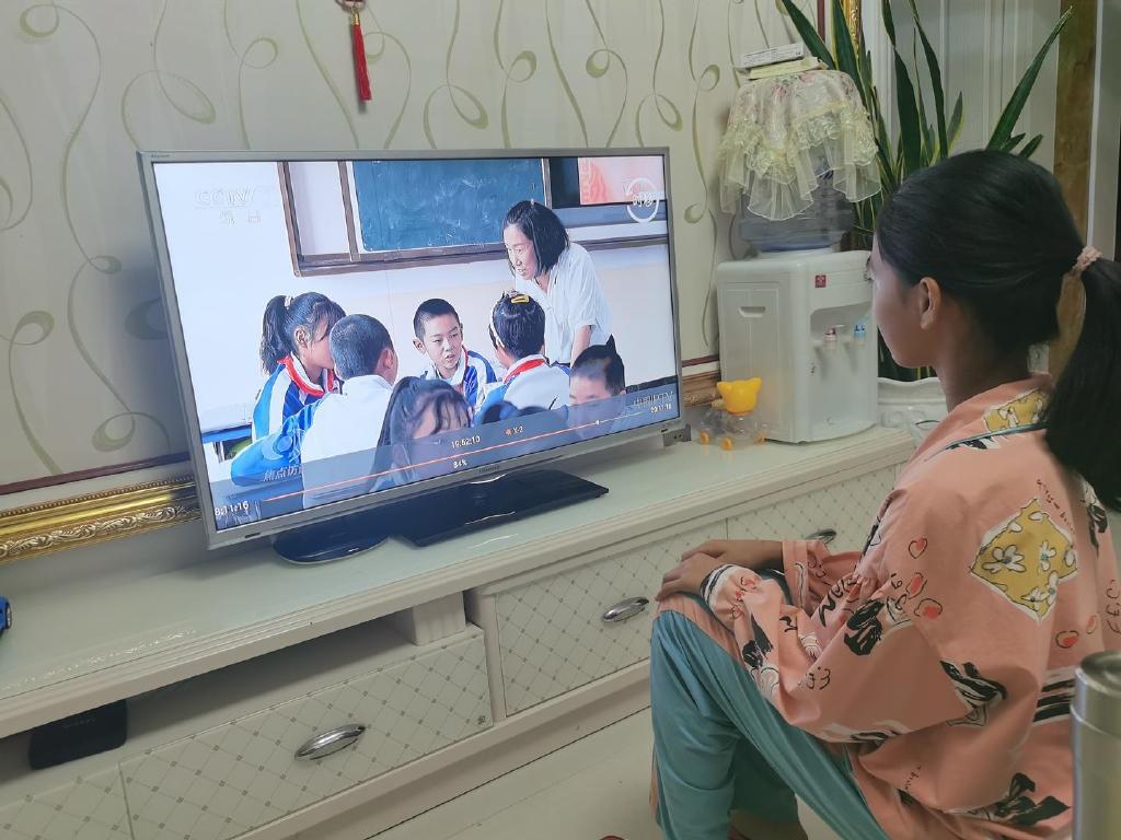 圆了山里娃的上学梦——《非凡十年：托起山村孩子的梦想》专题在古浪县引起热烈反响