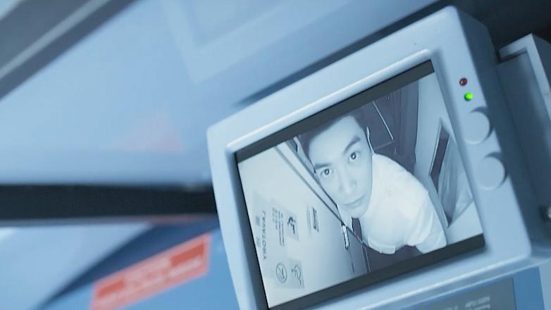 飞机挡风破裂数百人被困万米高空,玻璃破裂飞机迫降视频