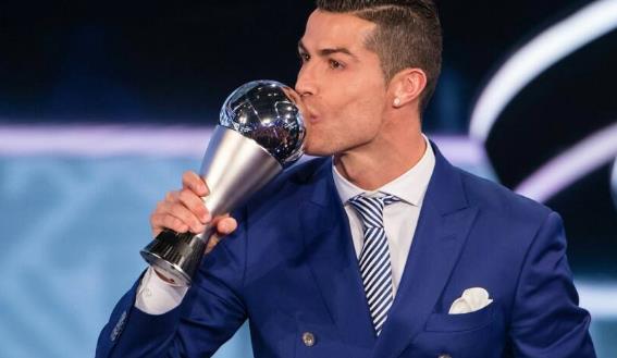 球迷质疑梅西不该拿金球奖，C罗连续点赞，球迷：C罗格局太低了