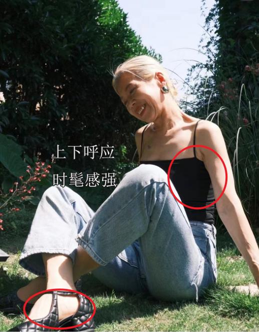 62岁奶奶不穿老人装,51岁不染发的奶奶