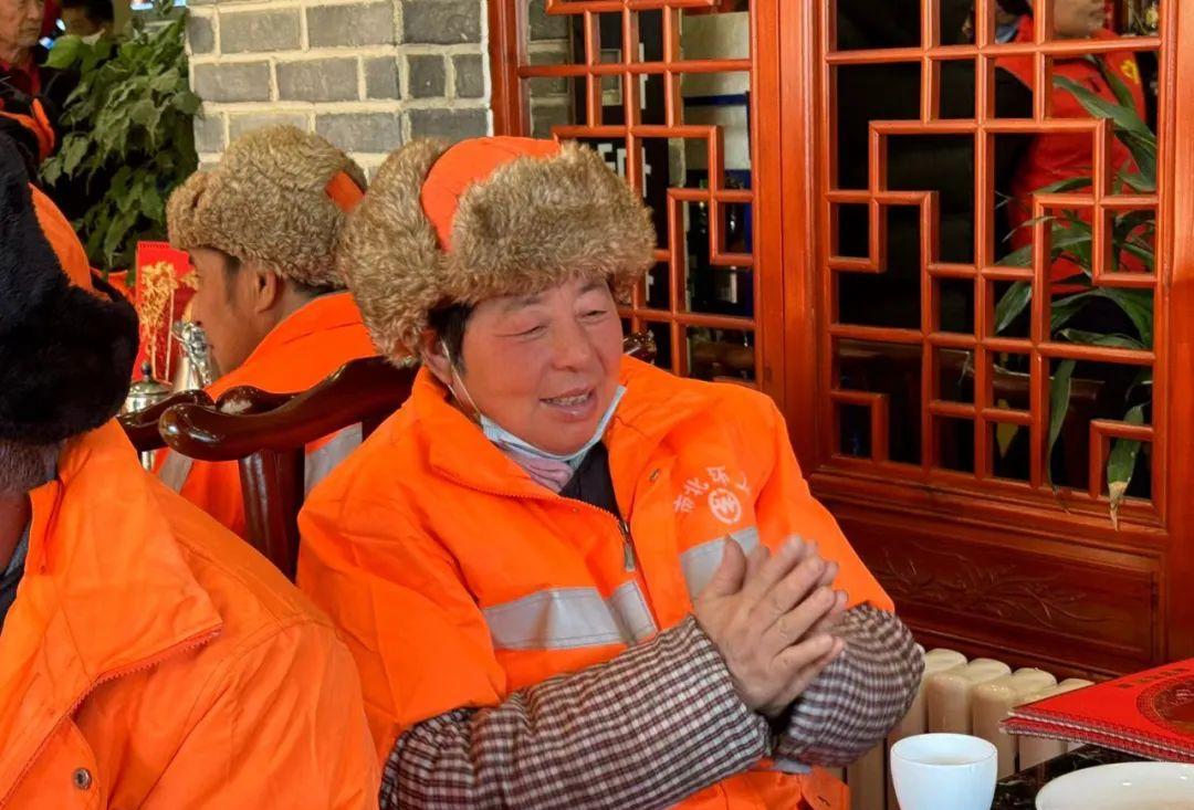 冬至饺子宴情暖环卫工,环卫工免费吃饺子馆