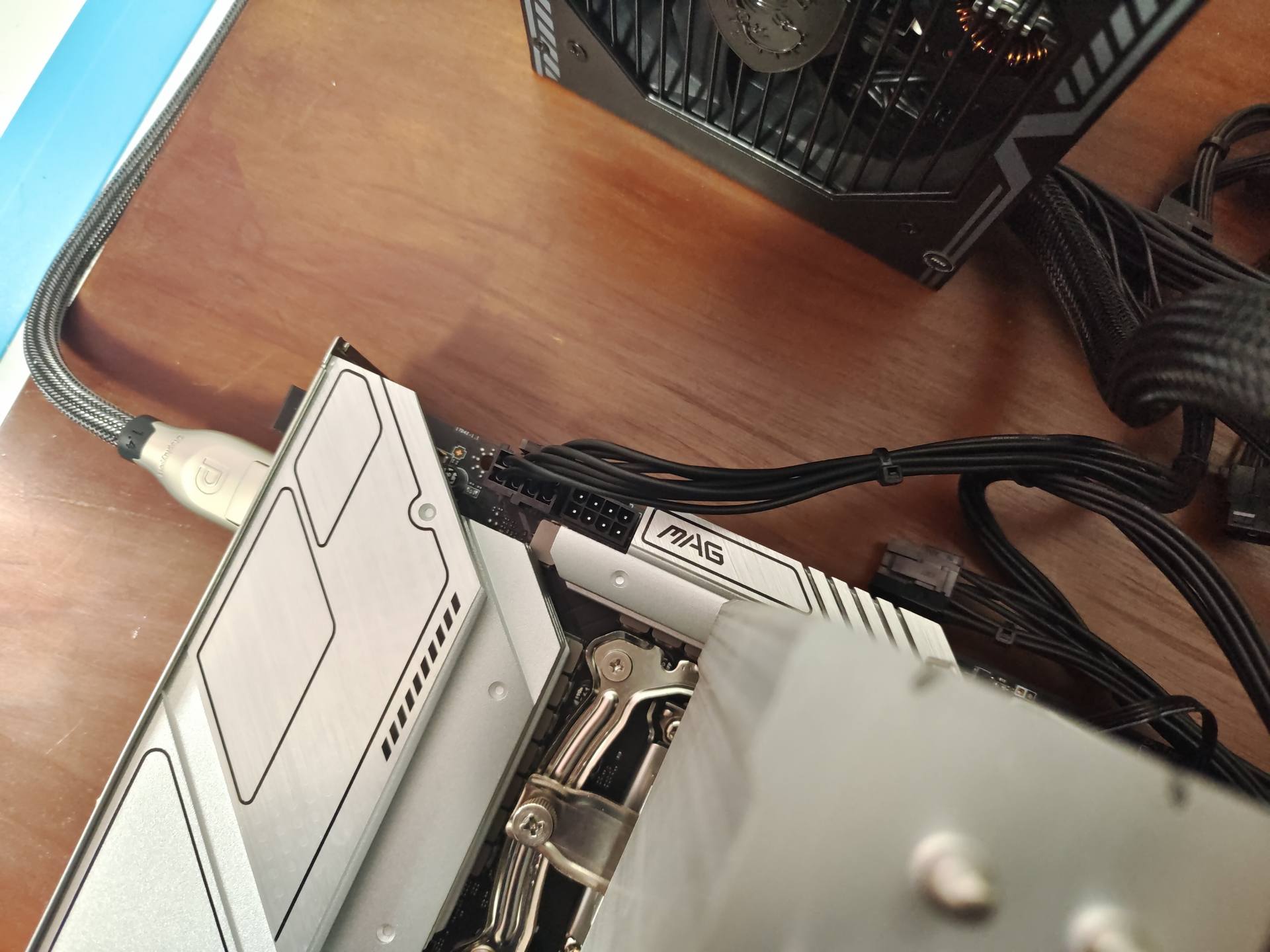 迫击炮b360主板固态散热片,b550迫击炮主板支持pcie4.0固态吗