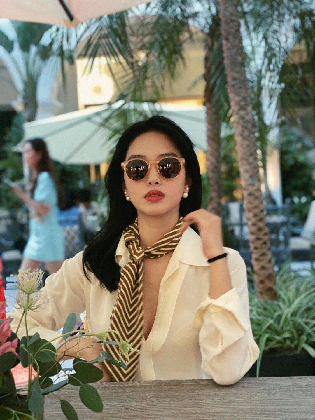 女性丝巾的时尚打法,女人的高档洋气的丝巾