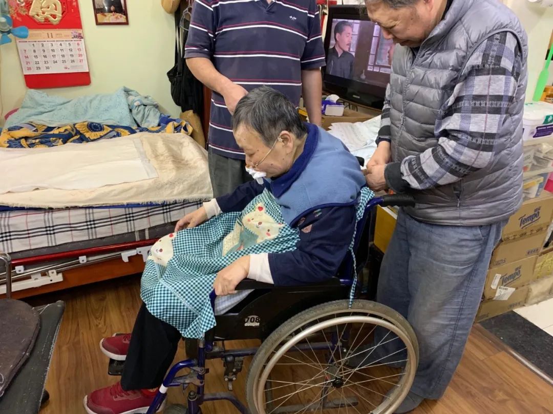 为老人洗澡:499一次,有人11年没洗,有的长疮,用洗澡恢复尊严