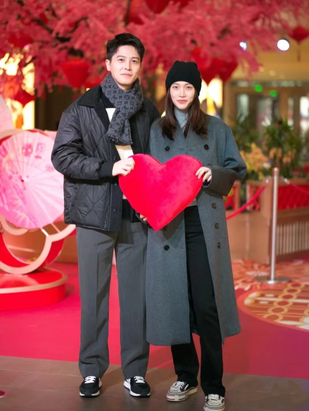 潮流运动鞋服穿搭,运动鞋怎么搭配粗腿衣服