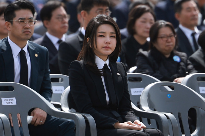 韩第一夫人当众哭泣引热议！擦眼泪鼻涕不顾形象？仙女落泪也超美