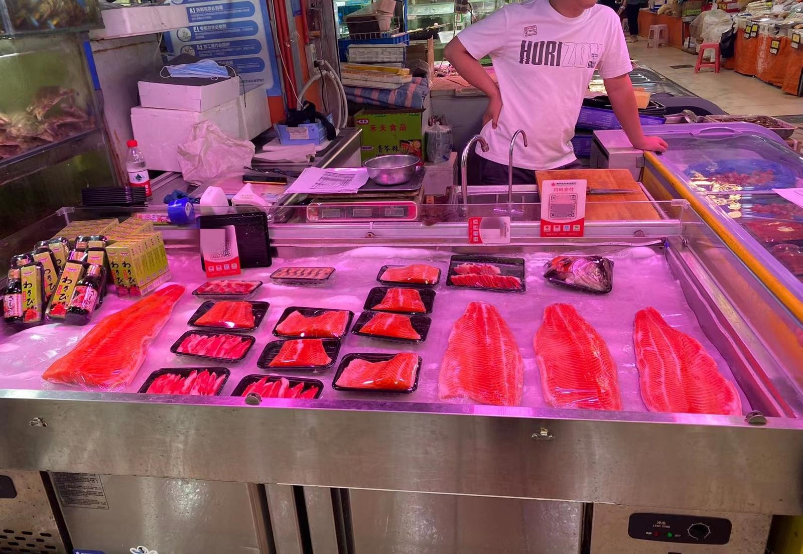 虹鳟鱼冒充三文鱼是什么性质,新闻报道有人拿虹鳟鱼冒充三文鱼