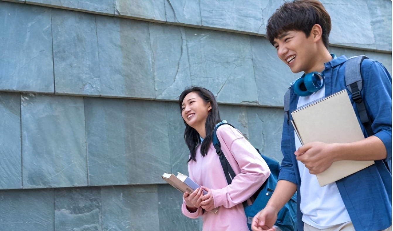 东北高校大学生公然脱衣亲热,大白天竟脱衣喂奶？伤风败俗！