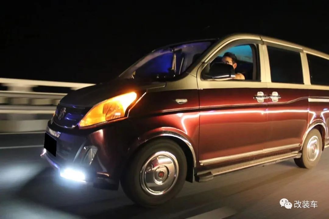 五菱荣光v七座变四座,五菱荣光v新款五座