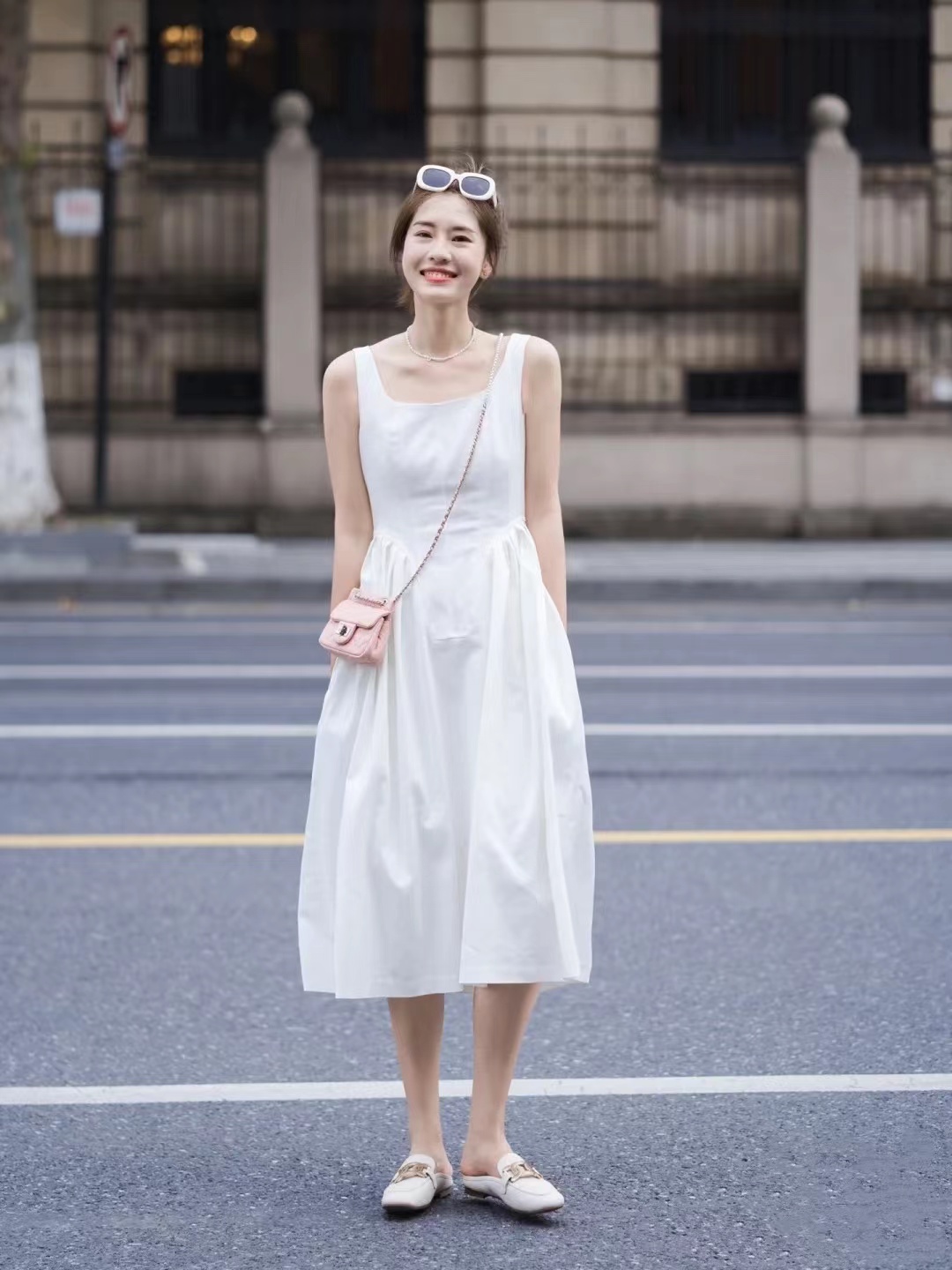 乐福鞋怎么穿才好看呢,春天乐福鞋白色好搭还是黑色好搭