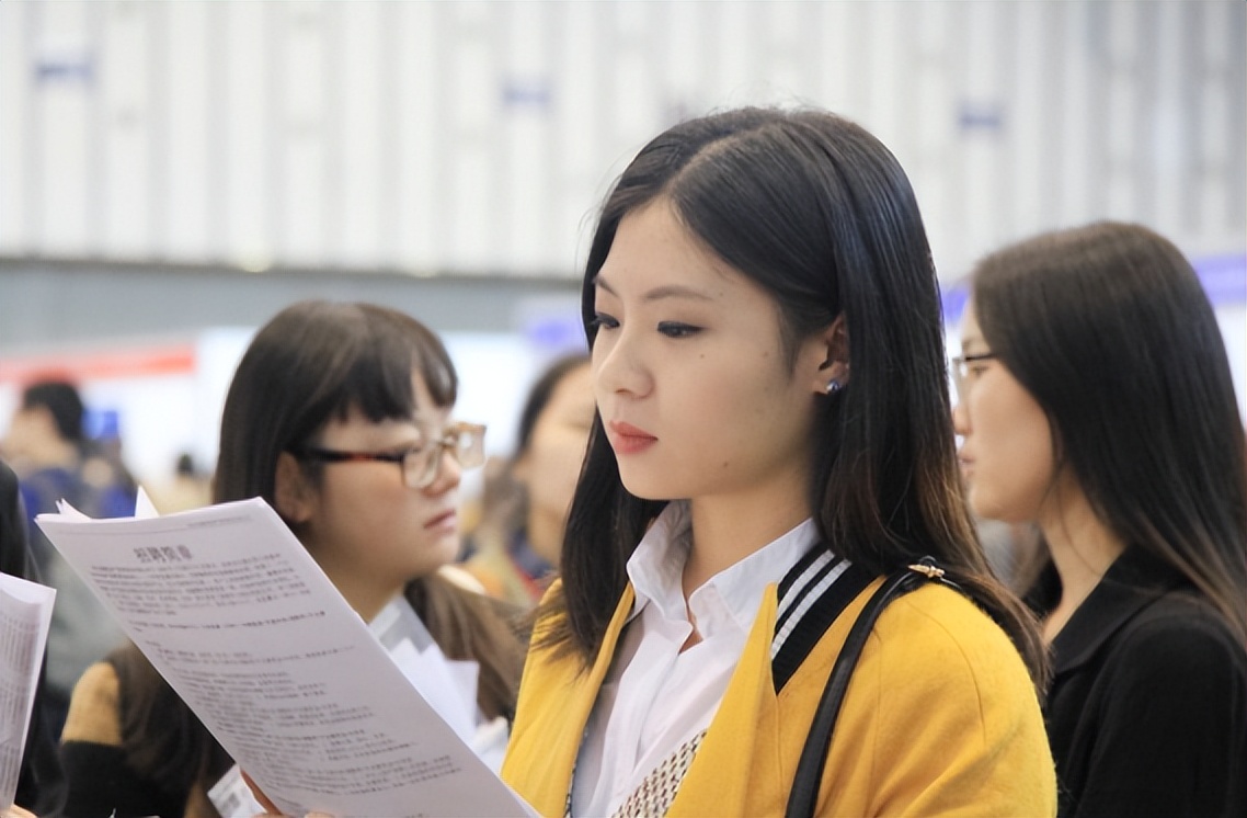 “宾利女销售”被质疑未穿*裤底**,营销专业也被波及,毕业生有点方