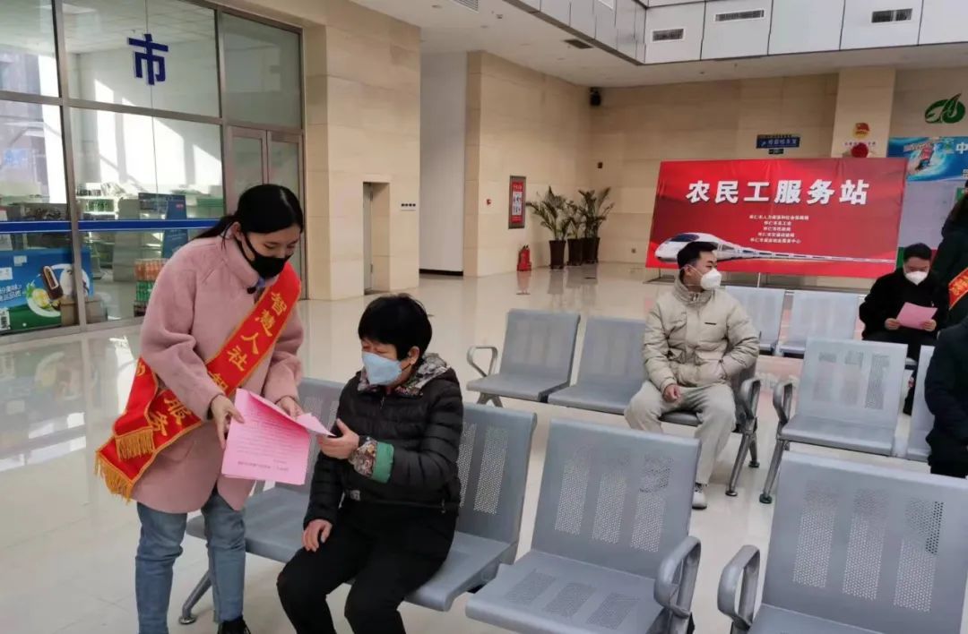 年关送农民工礼包,市人社局到村慰问农民工